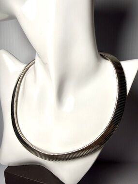 Chunky Ribbed Cleopatra Collar Necklace in Silver Tone